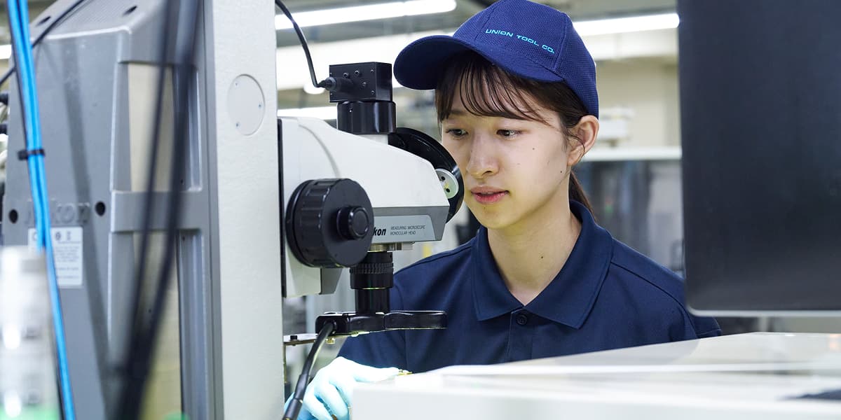 工場内で働いている女性社員の様子