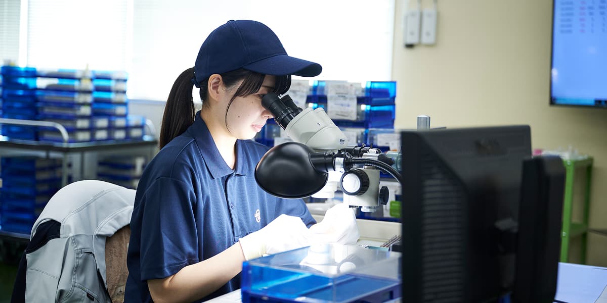 工場内で働いている女性社員の様子