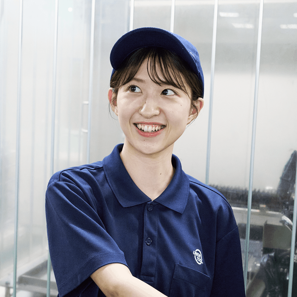 工場で笑顔で働く製造職の女性社員