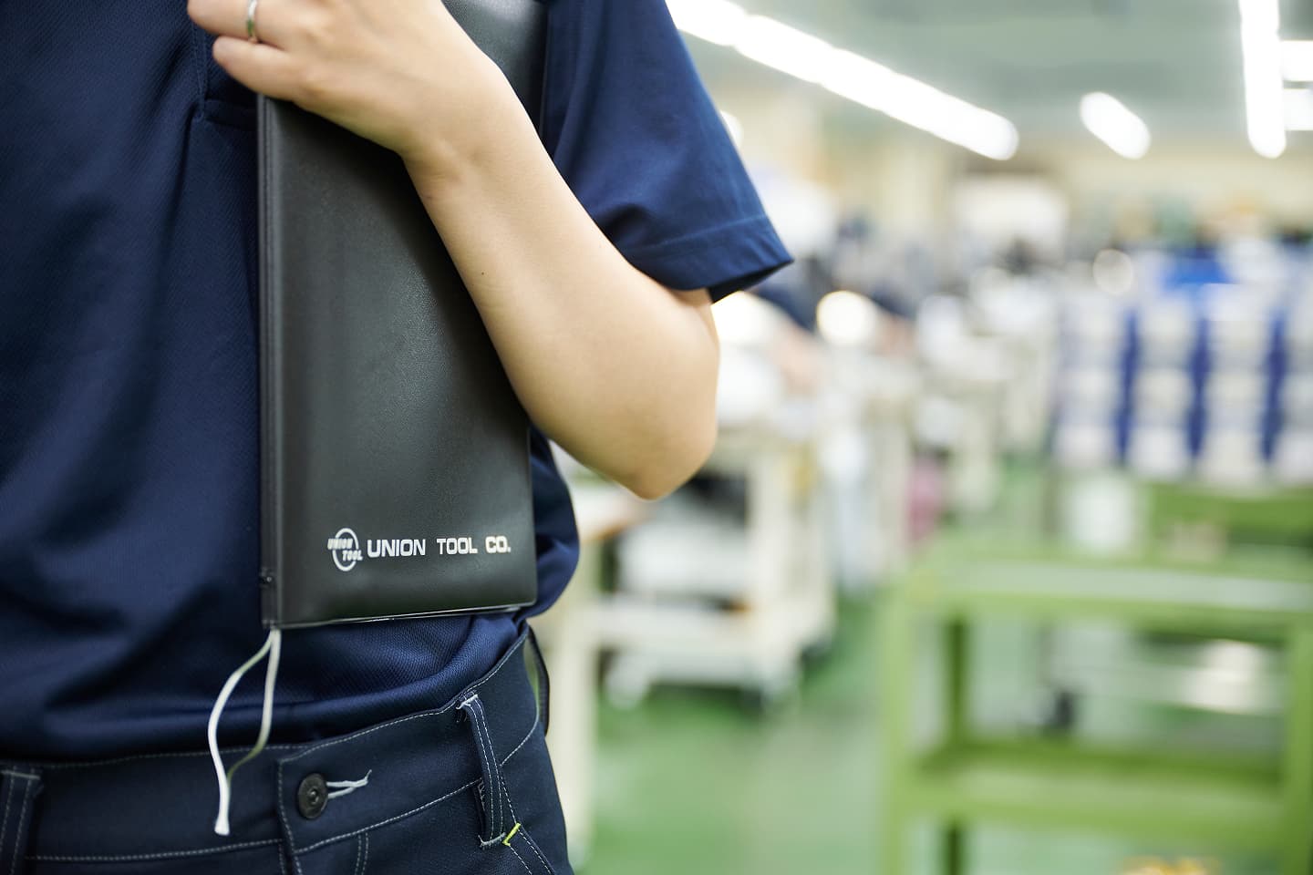 ユニオンツールを持つ社員の様子